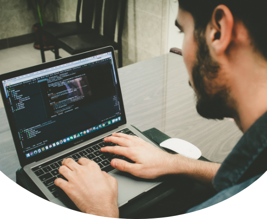 pcでコードをかく男性