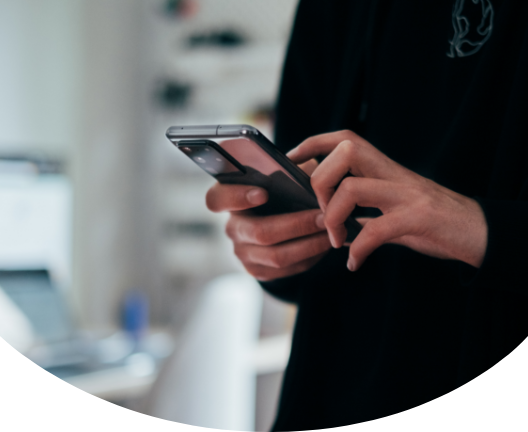 スマホを操作する人