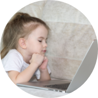 ㍶を見つめる小さい女の子小さい女の子